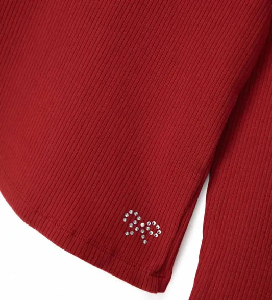 Μπλούζα με ψηλό λαιμό από ριπ βαμβάκι με μακριά μανίκια και διακοσμητική στρας στο κάτω μέρος μπροστά. Ένα κομμάτι κομψό και λαμπερό, ιδανικό για άνετο και μοντέρνο look.