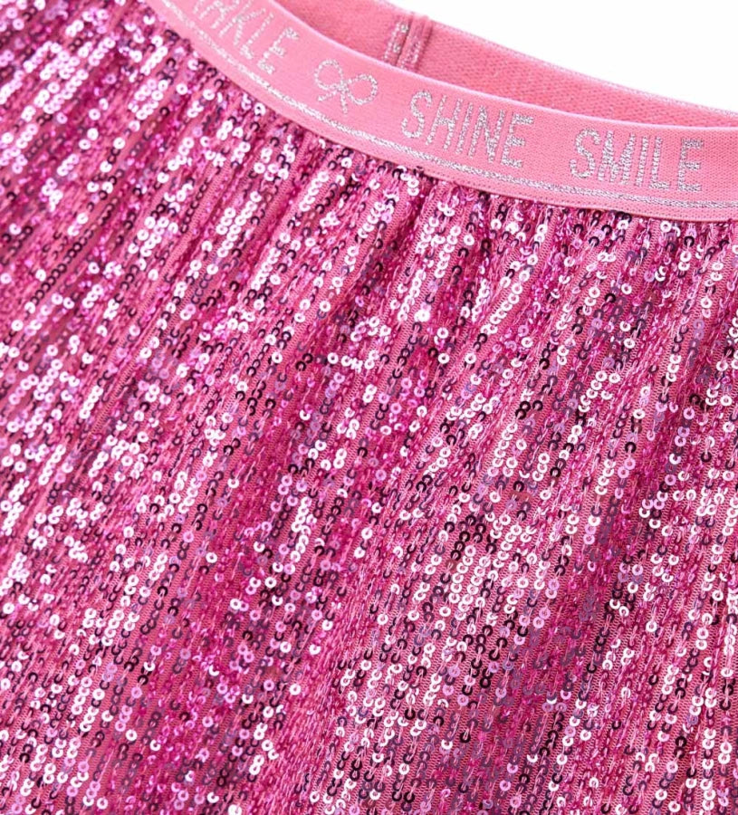 Βερμούδα από ύφασμα με πούλιες, με ελαστική μέση στο ίδιο χρώμα και βαμβακερή φόδρα για άνεση. Ένα λαμπερό και μοντέρνο κομμάτι, ιδανικό για κομψές και λαμπερές εμφανίσεις.