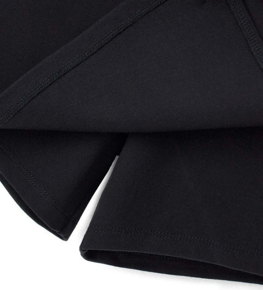 Παντελόνι-φούστα σε πλεκτό ύφασμα Milano με ελαστική μέση, draping λεπτομέρειες και κόμπο στο μπροστινό μέρος. Με μεταλλική αγκράφα για μια κομψή και μοντέρνα πινελιά, ιδανικό για ένα κομψό και στιλάτο look.