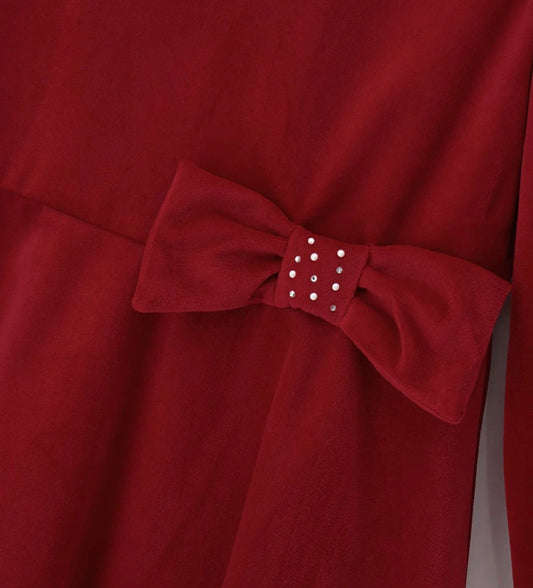 Φόρεμα από βελούδο με στρογγυλή λαιμόκοψη και κλείσιμο στο πίσω μέρος με αόρατο φερμουάρ. Μακριά μανίκια και βαμβακερή φόδρα, διακοσμημένο με φιόγκο στη μέση για ένα κομψό και εκλεπτυσμένο look.