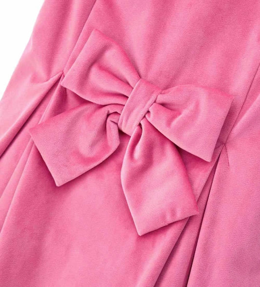 Φόρεμα από βελούδο με στρογγυλή λαιμόκοψη και κλείσιμο στο πίσω μέρος με αόρατο φερμουάρ. Κοντά μανίκια και βαμβακερή φόδρα, με πιέτες και πιέσιμο μπροστά και πίσω, διακοσμημένο με φιόγκο στη μέση για ένα κομψό και εκλεπτυσμένο look.