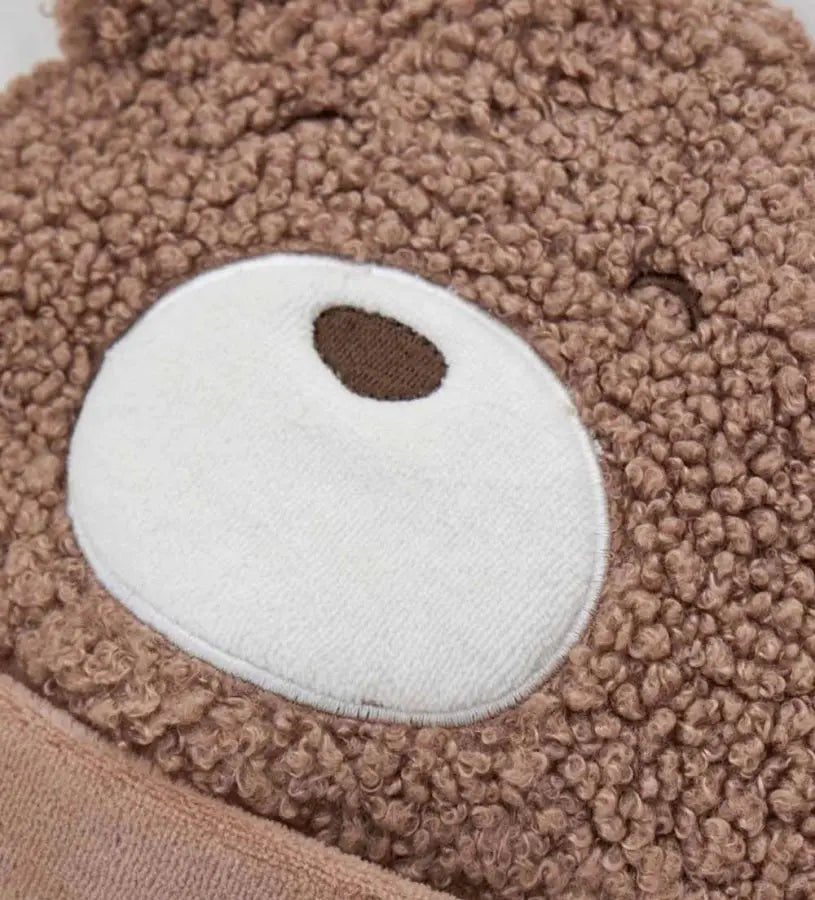 Πολύ μοντέρνο σκουφάκι από ψεύτικη γούνα, με εσωτερική επένδυση από απαλό βελούδινο chenille. Διαθέτει αυτιά απλικέ και κεντημένες λεπτομέρειες στο μπροστινό μέρος, για χαριτωμένη και στιλάτη εμφάνιση.