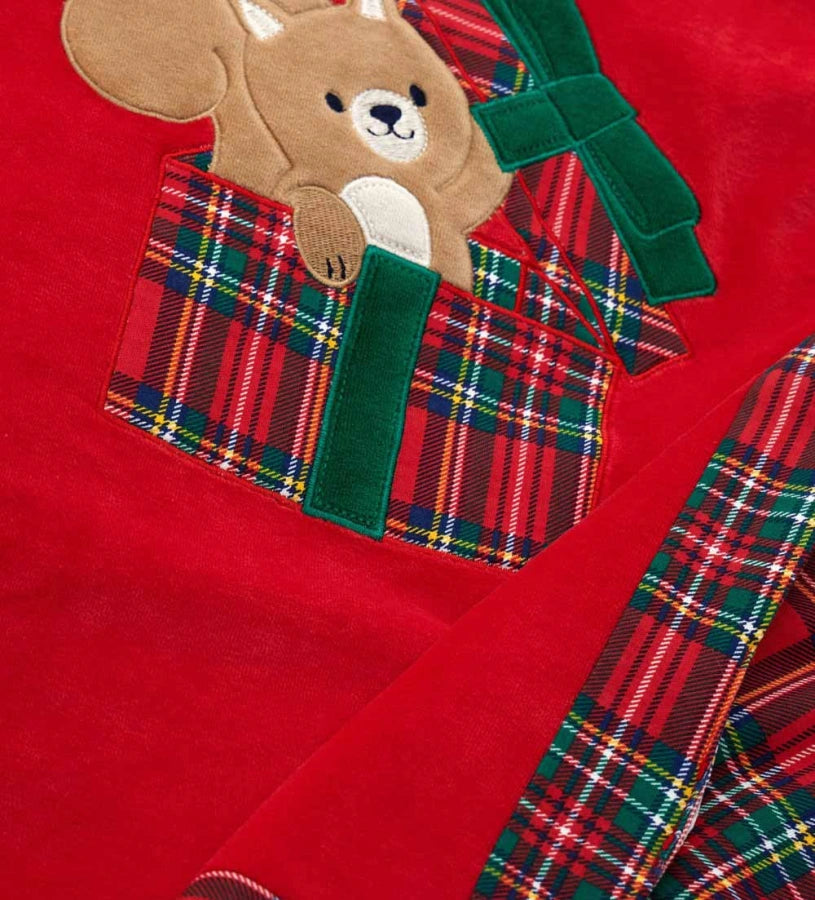 Μαλακή κουβέρτα από chenille με καρώ ρίγα από jersey στο τελείωμα και στην πίσω πλευρά. Λεπτομέρειες με κέντημα και εφαρμογή chenille στο μπροστινό μέρος για στυλ και άνεση.