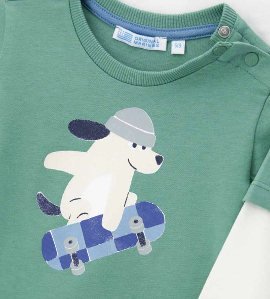 Βρεφική μπλούζα από βαμβάκι με διπλό μανίκι σε πράσινη αντίθεση, στρογγυλή λαιμόκοψη με ριμπ τελείωμα και πρακτικό άνοιγμα στον ώμο με κουμπιά-σούστες. Διακοσμημένη με τύπωμα στο μπροστινό μέρος, προσφέρει άνεση και μοντέρνο στυλ για καθημερινές εμφανίσεις.