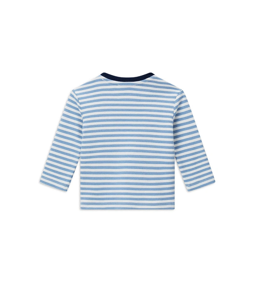 Βρεφική μπλούζα από βαμβάκι βαφής νημάτων με ριγέ σχέδιο, στρογγυλή λαιμόκοψη σε αντίθεση, μακριά μανίκια και πρακτικό άνοιγμα με κουμπιά-σούστες στον ώμο. Διαθέτει μπροστινή τσέπη και διακοσμητικό κέντημα, προσθέτοντας μια κομψή και μοντέρνα πινελιά σε κάθε παιδική εμφάνιση.