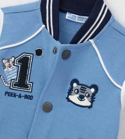 Παιδική ζακέτα από βαμβακερό fleece με στρογγυλή λαιμόκοψη και ριμπ τελειώματα. Διαθέτει άνοιγμα με κουμπιά-σούστες, μπροστινές τσέπες και διακοσμητικά κεντήματα και απλικέ στο μπροστινό και πίσω μέρος για μοναδικό και παιχνιδιάρικο στυλ. Ιδανική για casual εμφανίσεις με άνεση και χαρακτήρα.