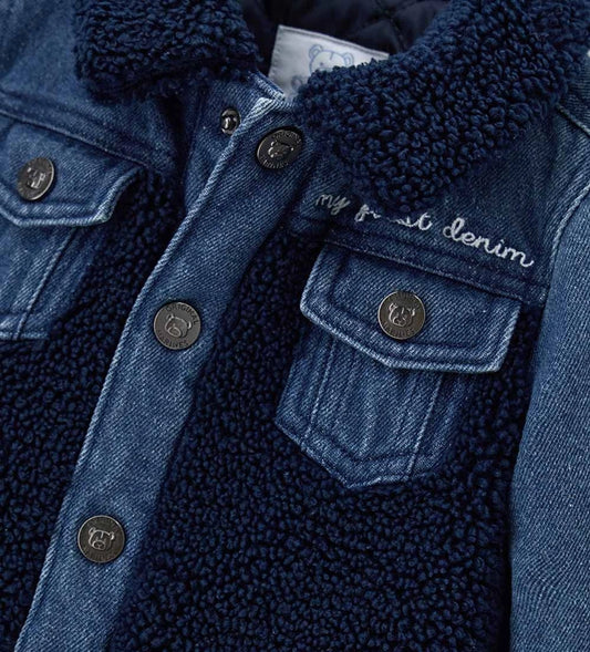 Βρεφικό μπουφάν από τζιν και ύφασμα τύπου teddy, ελαφρώς καπιτονέ και επενδυμένο για άνεση και ζεστασιά. Διαθέτει πρακτικό άνοιγμα με κουμπιά-σούστες και διακοσμητικό κέντημα στο μπροστινό μέρος, για ένα κομψό και πρακτικό look ιδανικό για καθημερινή χρήση.