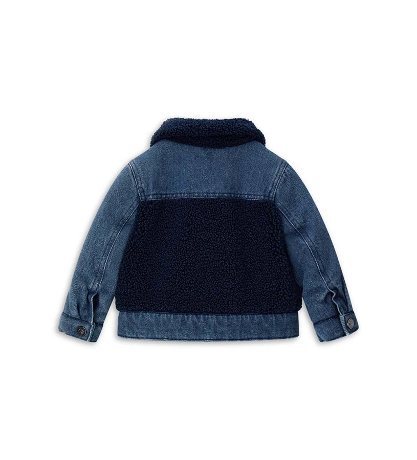 Βρεφικό μπουφάν από τζιν και ύφασμα τύπου teddy, ελαφρώς καπιτονέ και επενδυμένο για άνεση και ζεστασιά. Διαθέτει πρακτικό άνοιγμα με κουμπιά-σούστες και διακοσμητικό κέντημα στο μπροστινό μέρος, για ένα κομψό και πρακτικό look ιδανικό για καθημερινή χρήση.