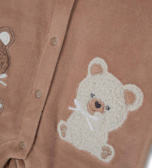 Ολόσωμη φόρμα από βελούδινο chenille με μακριά μανίκια και στρογγυλό γιακά με ρέλι στο τελείωμα. Διαθέτει κέντημα και πρακτικό μπροστινό άνοιγμα με κουμπιά-σούστες. Κεντημένες και απλικέ λεπτομέρειες στο μπροστινό μέρος, ιδανική για τις πιο κρύες μέρες.