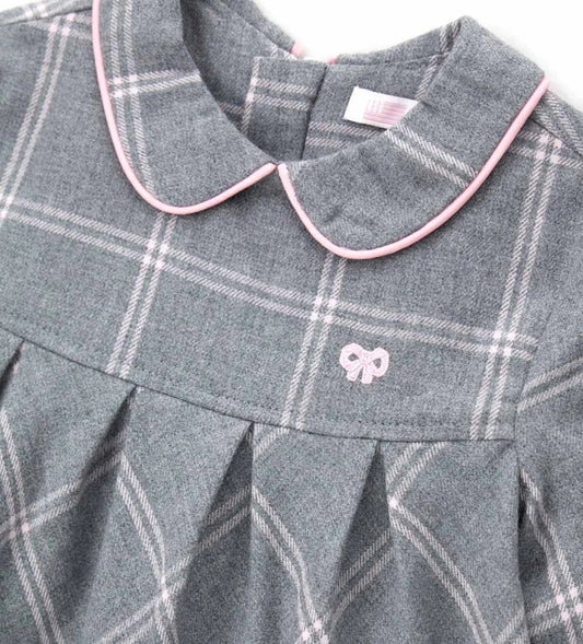 Φόρεμα από καρό ύφασμα με γιακά πουκαμίσου και μακριά μανίκια με σούρα στον καρπό. Το μπροστινό κέντημα προσθέτει μια κομψή και εκλεπτυσμένη πινελιά, ενώ το κρυφό φερμουάρ στο πίσω μέρος εξασφαλίζει πρακτικό και διακριτικό κλείσιμο. Ιδανικό για κοριτσίστικες εμφανίσεις με στυλ και φινέτσα.