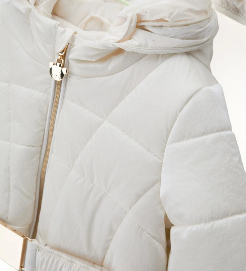 Καπιτονέ και επενδυμένο μπουφάν από νάιλον, ιδανικό για τις κρύες μέρες. Διαθέτει κουκούλα με αποσπώμενη οικολογική γούνα για κομψή πινελιά, άνοιγμα με φερμουάρ και αποσπώμενη ελαστική ζώνη για άνετη και μοντέρνα εφαρμογή.