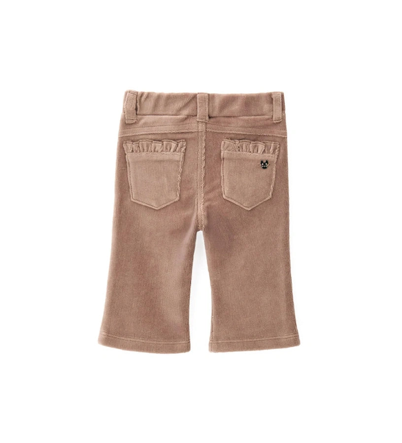 Παντελόνι καμπάνα από ελαστικό βελουτέ ύφασμα (κορδέλα), με ελαστική μέση, τσέπες με βολάν, κλείσιμο με κουμπί-σούστα και διακοσμητικό μενταγιόν στο πίσω μέρος, για κομψή και πρακτική εμφάνιση.