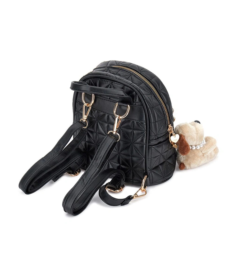 Καπιτονέ σακίδιο πλάτης από συνθετικό δέρμα (PU) με διακοσμητικό μπρελόκ σκυλάκι — ένα χαριτωμένο και πρακτικό αξεσουάρ. Με κομψό design, προσθέτει στυλ και παιχνιδιάρικη διάθεση σε κάθε εμφάνιση. Ιδανικό για καθημερινή χρήση με άνεση και φινέτσα.