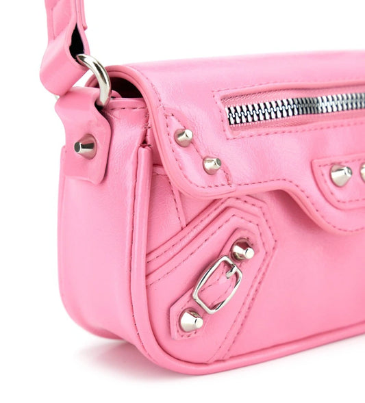 Τσάντα με φερμουάρ και μεταλλικές λεπτομέρειες στο μπροστινό μέρος, σε μικρό μέγεθος.