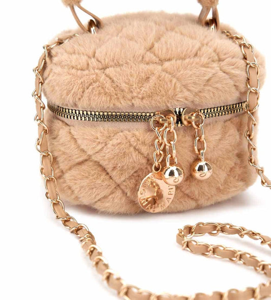 Το καπιτονέ νεσεσέρ από ψεύτικη γούνα είναι το ιδανικό αξεσουάρ για να αποθηκεύετε με στυλ το μακιγιάζ και τα μικροαντικείμενά σας. Απαλό στην αφή, κομψό και πρακτικό — συνδυάζει φινέτσα και λειτουργικότητα σε κάθε εμφάνιση.