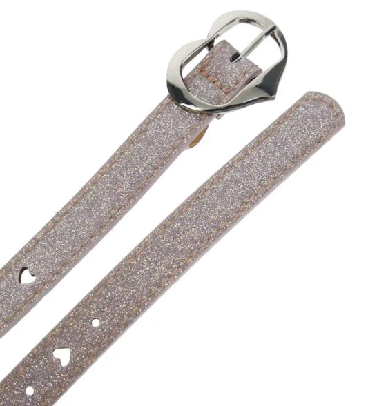 Ζώνη από συνθετικό δέρμα (PU) με αγκράφα σε σχήμα καρδιάς — ένα μοντέρνο αξεσουάρ που προσθέτει μια πινελιά πρωτοτυπίας και στυλ. Ιδανική για να ολοκληρώσει τόσο casual όσο και πιο κομψές εμφανίσεις.