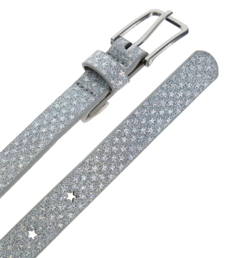 Ζώνη από συνθετικό δέρμα (PU), ένα μοντέρνο αξεσουάρ που προσθέτει μια πινελιά πρωτοτυπίας και στυλ. Ιδανική για να ολοκληρώσει τόσο casual όσο και πιο κομψές εμφανίσεις.