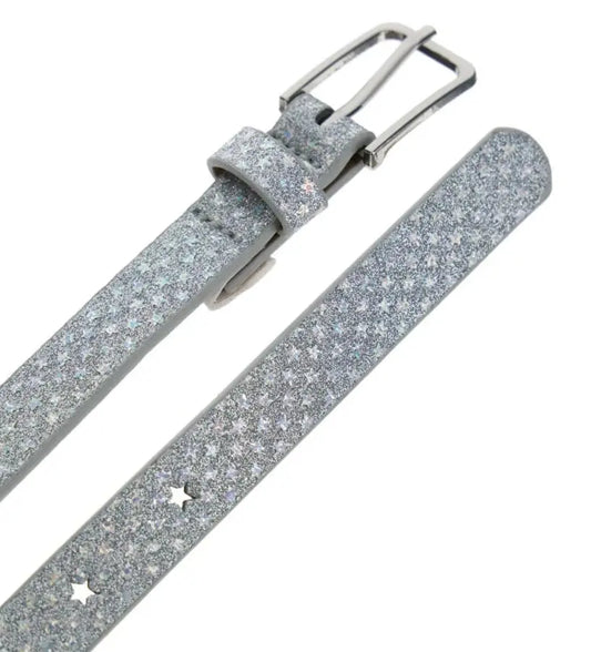 Ζώνη από συνθετικό δέρμα (PU), ένα μοντέρνο αξεσουάρ που προσθέτει μια πινελιά πρωτοτυπίας και στυλ. Ιδανική για να ολοκληρώσει τόσο casual όσο και πιο κομψές εμφανίσεις.