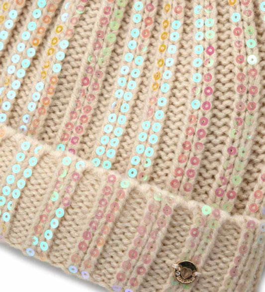 Πλεκτό παιδικό σκουφάκι διακοσμημένο με πολύχρωμες παγιέτες και φουντάκι. Ένα λαμπερό και μοντέρνο αξεσουάρ που προσθέτει γκλάμουρ και ζεστασιά σε κάθε χειμερινή εμφάνιση. Ιδανικό για κοριτσάκια που αγαπούν το στυλ και τη λάμψη, προσφέροντας παράλληλα άνεση και προστασία από το κρύο.