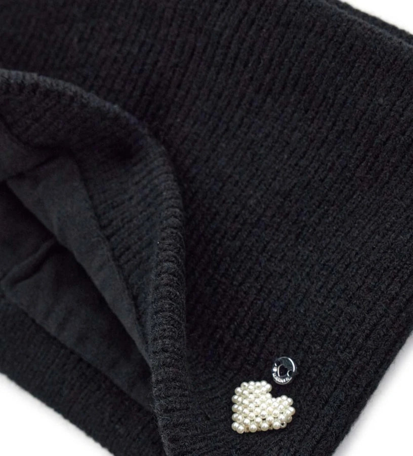 Πλεκτός λαιμός με διακοσμητικές λεπτομέρειες, ιδανικός για να προσθέσει μια πινελιά στυλ στις χειμερινές εμφανίσεις, προσφέροντας παράλληλα άνεση και προστασία από το κρύο.