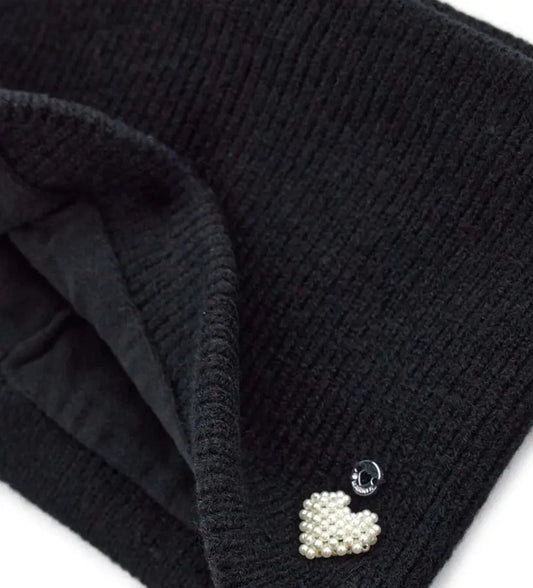 Πλεκτός λαιμός με διακοσμητικές λεπτομέρειες, ιδανικός για να προσθέσει μια πινελιά στυλ στις χειμερινές εμφανίσεις, προσφέροντας παράλληλα άνεση και προστασία από το κρύο.