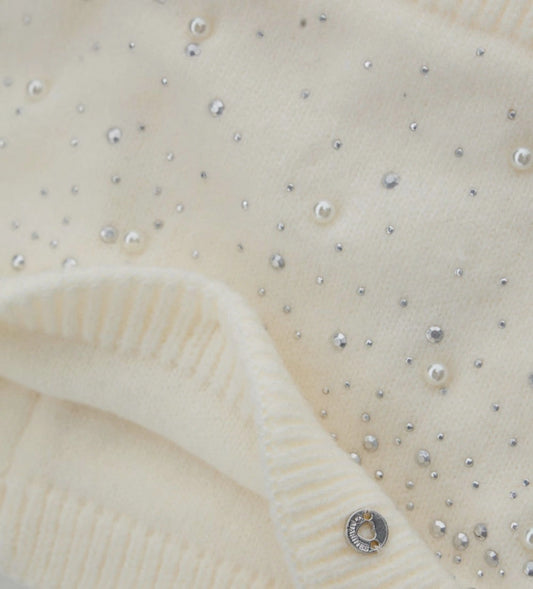 Πλεκτός λαιμός με διακοσμητικά στρας, τρουκς και πέρλες. Ένα ζεστό και εκλεπτυσμένο αξεσουάρ, ιδανικό για να χαρίσει κομψότητα και λάμψη στις χειμερινές εμφανίσεις.