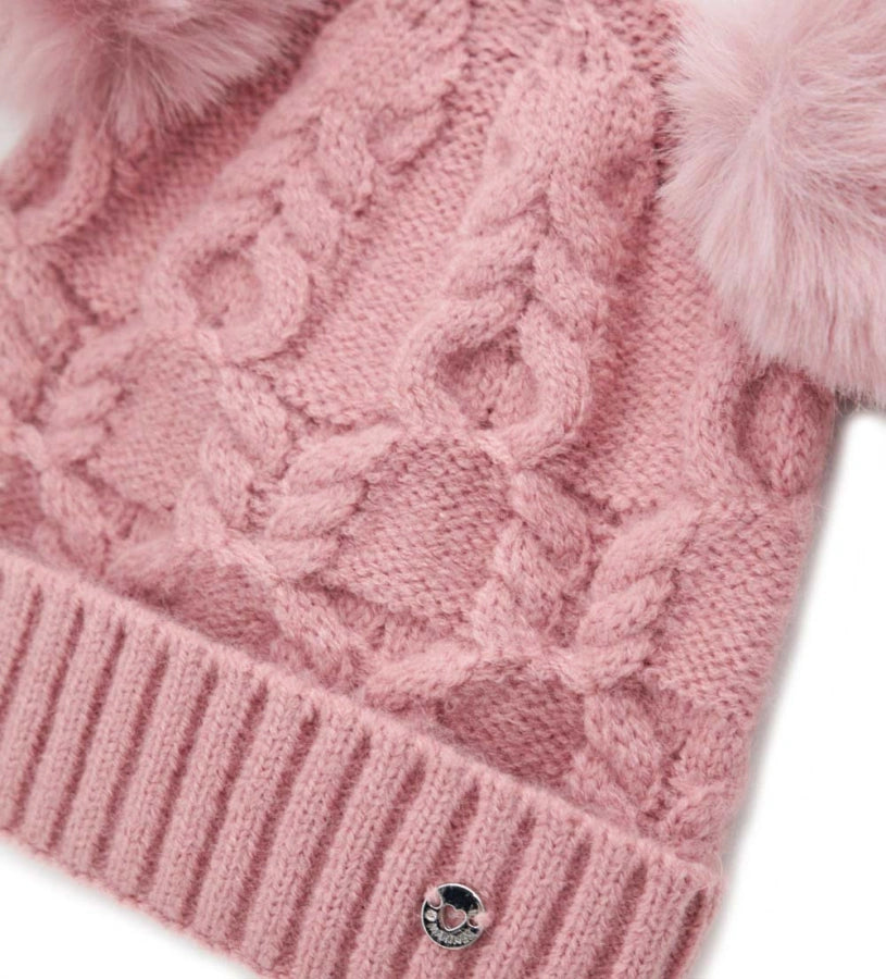 Πλεκτό σκουφάκι με ρεβέρ και δύο φουντάκια, ιδανικό για να προσθέσει μια χαρούμενη πινελιά στις χειμερινές εμφανίσεις.