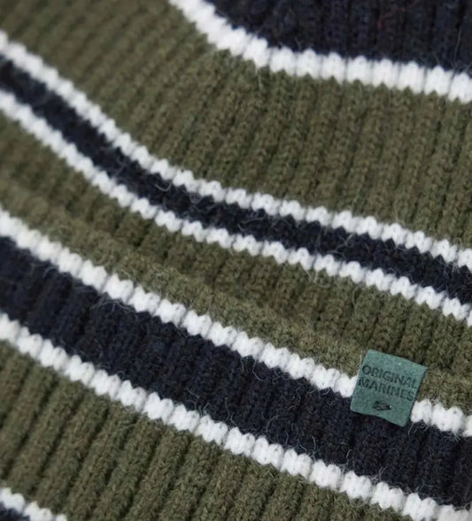 Πλεκτό ριγέ σκουφάκι με ρεβέρ, ζεστό και στιλάτο, ιδανικό για να αντιμετωπίζετε τις κρύες μέρες με μια πινελιά χρώματος. Ένα απαραίτητο αξεσουάρ που συνδυάζει άνεση και μόδα στις χειμερινές παιδικές εμφανίσεις.