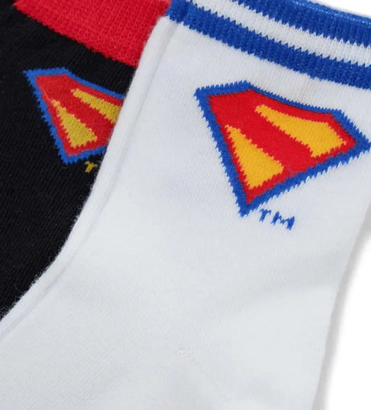 Σετ δύο ζευγαριών καλτσών με σχέδιο jacquard Superman, ιδανικό για κάθε μικρό θαυμαστή των υπερηρώων. Άνετες και ανθεκτικές, προσφέρουν στυλ και άνεση στην καθημερινότητα.