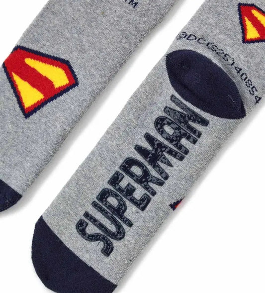 Κάλτσες Superman με αντιολισθητική σόλα και ζακάρ σχέδιο, που εξασφαλίζουν άνεση και ασφάλεια σε κάθε βήμα.