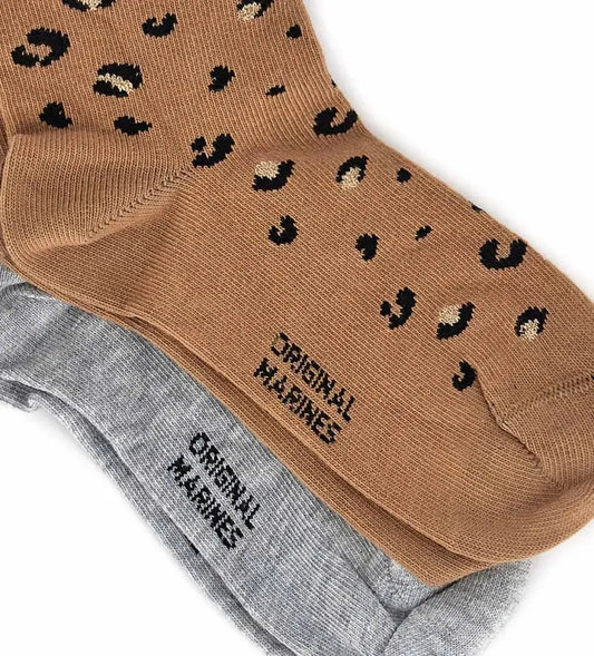 Σετ δύο ζευγαριών καλτσών με ζακάρ σχέδιο με βούλες, που προσθέτουν μια μοντέρνα πινελιά σε κάθε εμφάνιση.