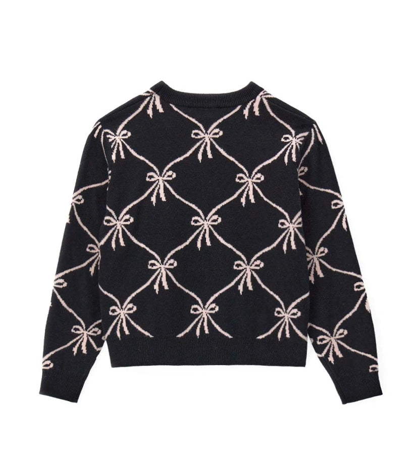 Πουλόβερ από μείγμα μαλλιού με στρογγυλή λαιμόκοψη και μακριά μανίκια με ριπ τελείωμα. Διακοσμημένο με jacquard ύφανση και μεταλλικό μενταγιόν με λογότυπο, συνδυάζει στυλ και άνεση σε ένα μοναδικό σχέδιο.