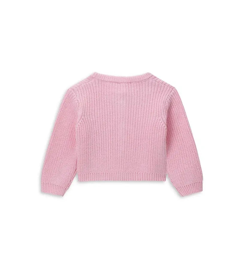 Παιδική ζακέτα από βαμβακερό νήμα με στρογγυλή λαιμόκοψη, ριμπ τελειώματα και μακριά μανίκια. Διαθέτει μπροστινό άνοιγμα με κρυφά κουμπιά-σούστες, διακοσμητικούς φιόγκους από καρό ύφασμα και μενταγιόν στο μπροστινό μέρος. Ένα εκλεπτυσμένο και απαλό κομμάτι, ιδανικό για κοριτσίστικες εμφανίσεις με ρομαντικό στυλ.