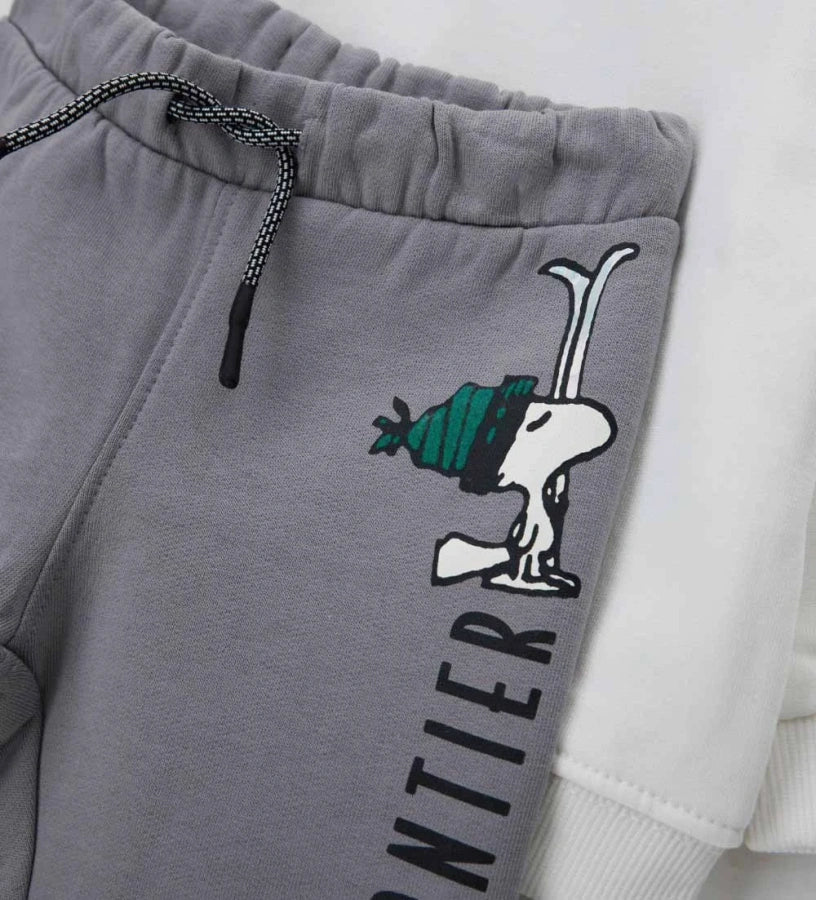 Φούτερ DISNEY-STITCH Halloween από ελαστικό βαμβάκι, με κουκούλα, φερμουάρ και ριμπ τελειώματα για σπορ εμφάνιση. Διακοσμημένο με τυπώματα που φωσφορίζουν στο σκοτάδι, στο μπροστινό, πίσω μέρος και στα μανίκια. Ιδανικό για κάθε μικρό ή μεγάλο θαυμαστή του Stitch!