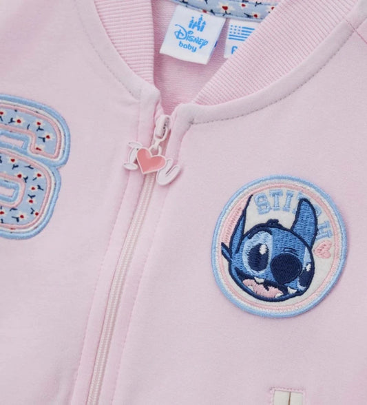 Σετ φόρμας Disney Stitch από ζεστό βαμβακερό φλις με μπουφάν με κουκούλα, φερμουάρ μπροστά, ριμπ τελειώματα, κονκάρδες και εφαρμογές, και παντελόνι με ελαστική μέση, σχέδια και ριμπ τελειώματα βαμμένα στο νήμα στους αστραγάλους.