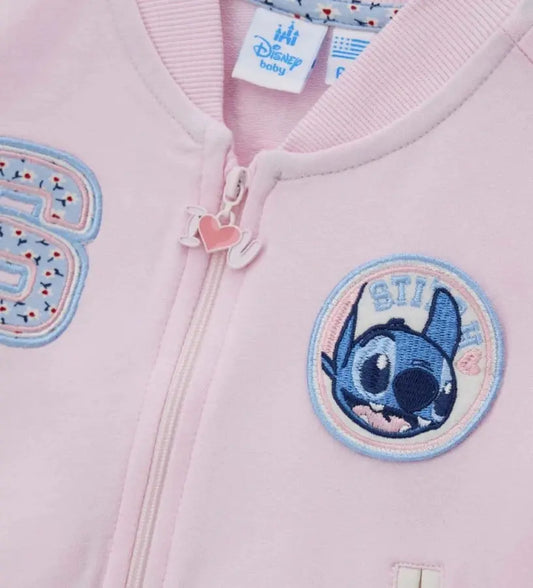 Σετ φόρμας Disney Stitch από ζεστό βαμβακερό φλις με μπουφάν με κουκούλα, φερμουάρ μπροστά, ριμπ τελειώματα, κονκάρδες και εφαρμογές, και παντελόνι με ελαστική μέση, σχέδια και ριμπ τελειώματα βαμμένα στο νήμα στους αστραγάλους.