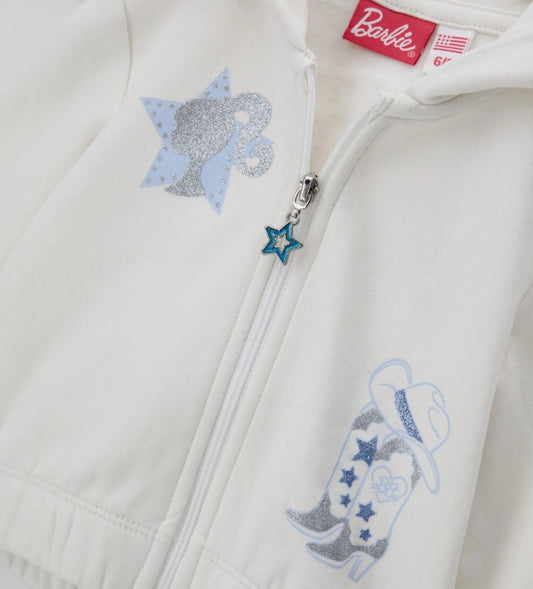 Ζεστή ζακέτα από ελαστικό βαμβάκι με επενδυμένη κουκούλα και μακριά μανίκια. Διαθέτει μπροστινό άνοιγμα με φερμουάρ, εντυπωσιακό τύπωμα με γκλίτερ λεπτομέρειες και επιγραφή Barbie στην κουκούλα. Το ελαστικό τελείωμα στη βάση προσφέρει καλύτερη εφαρμογή και άνεση. Ένα μοντέρνο και λαμπερό κομμάτι, ιδανικό για κοριτσίστικες casual εμφανίσεις με στυλ.