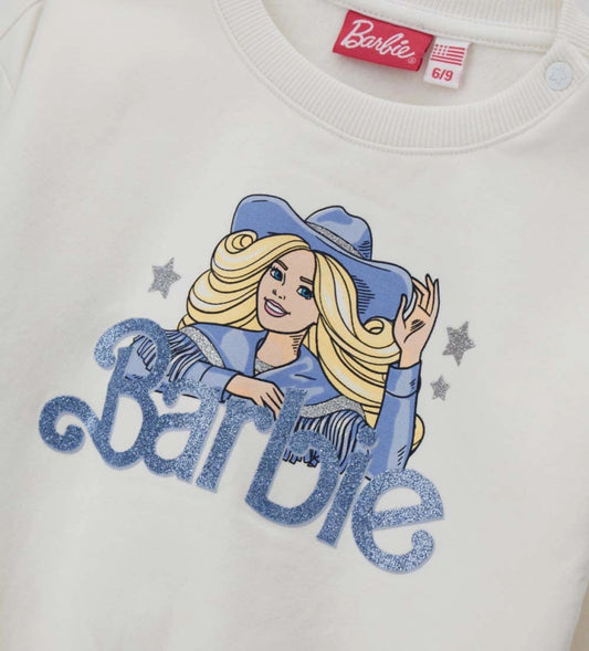 Παιδικό φούτερ *Barbie* από ζεστό ελαστικό βαμβάκι, με στρογγυλή λαιμόκοψη, μακριά μανίκια και ριμπ τελειώματα. Διακοσμημένο με τύπωμα *Barbie* και γκλίτερ λεπτομέρειες για μια λαμπερή πινελιά. Για τα μεγέθη έως 2–3 ετών διαθέτει πρακτικό άνοιγμα με κουμπιά για μεγαλύτερη ευκολία. Ιδανικό για κοριτσίστικες casual εμφανίσεις με στυλ και άνεση.