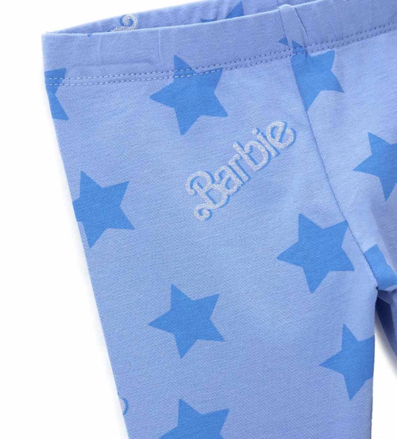 Παιδικό κολάν *Barbie* από ελαστικό ύφασμα jersey με συνολικό τύπωμα και γκλίτερ λεπτομέρειες. Διαθέτει ελαστική μέση για άνετη εφαρμογή και προσφέρει λαμπερό, παιχνιδιάρικο στυλ. Ιδανικό για κοριτσίστικες casual εμφανίσεις με λάμψη και άνεση.