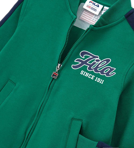 Σετ φόρμας Fila από τεχνικό ύφασμα, με μπλούζα μακρυμάνικη που διαθέτει κρυφό φερμουάρ, τύπωμα στο μπροστινό μέρος και ριμπ τελειώματα, και παντελόνι με ρυθμιζόμενο κορδόνι στη μέση, τυπωμένο λογότυπο και κεντημένη ετικέτα στο πλάι.