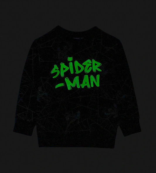 Βαμβακερό φούτερ Spiderman με ριμπ τελειώματα και εντυπωσιακό allover τύπωμα. Η στάμπα στο μπροστινό μέρος φωσφορίζει στο σκοτάδι, προσφέροντας ένα εντυπωσιακό και παιχνιδιάρικο αποτέλεσμα, ιδανικό για τη νύχτα του Halloween και για κάθε μικρό σούπερ ήρωα.