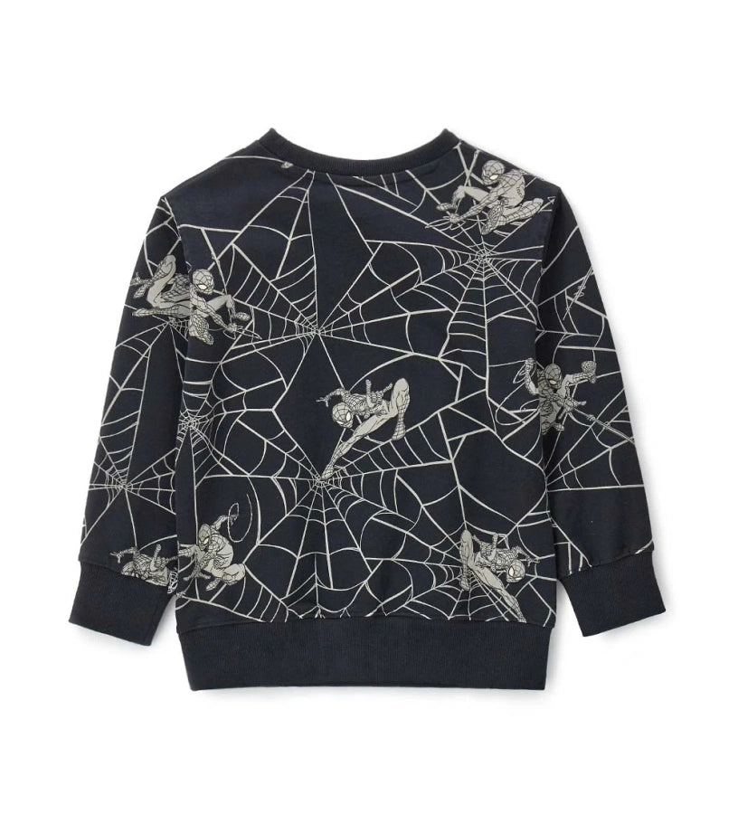 Βαμβακερό φούτερ Spiderman με ριμπ τελειώματα και εντυπωσιακό allover τύπωμα. Η στάμπα στο μπροστινό μέρος φωσφορίζει στο σκοτάδι, προσφέροντας ένα εντυπωσιακό και παιχνιδιάρικο αποτέλεσμα, ιδανικό για τη νύχτα του Halloween και για κάθε μικρό σούπερ ήρωα.