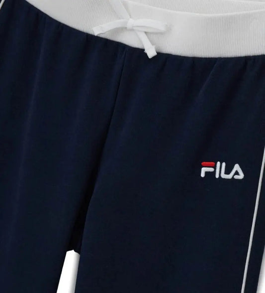 Παντελόνι Fila από ελαστικό ύφασμα βισκόζης, με κεντημένο λογότυπο στο μπροστινό μέρος και απλικέ λεπτομέρεια στο πίσω μέρος. Απαλό, άνετο και ιδανικό για σπορ αλλά και μοντέρνες εμφανίσεις.