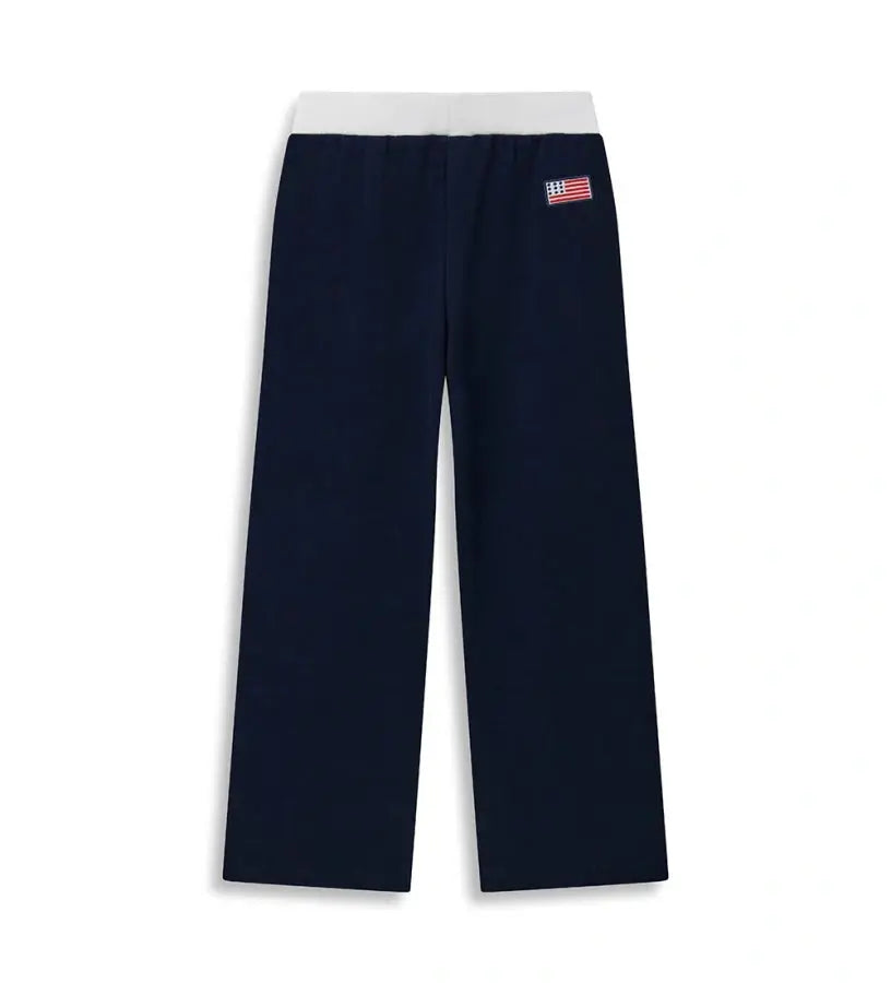 Παντελόνι Fila από ελαστικό ύφασμα βισκόζης, με κεντημένο λογότυπο στο μπροστινό μέρος και απλικέ λεπτομέρεια στο πίσω μέρος. Απαλό, άνετο και ιδανικό για σπορ αλλά και μοντέρνες εμφανίσεις.