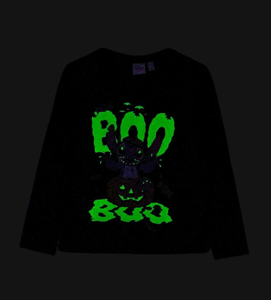 DISNEY-STITCH Παιδική Μπλούζα Halloween από 100% βαμβάκι, με μακριά μανίκια και στρογγυλή λαιμόκοψη. Το λαμπερό γκλίτερ σχέδιο μπροστά φωσφορίζει στο σκοτάδι, προσθέτοντας μια μαγική και παιχνιδιάρικη πινελιά στο στυλ. Ιδανική για μικρούς λάτρεις του αγαπημένου εξωγήινου Stitch! Ένα μοναδικό κομμάτι από τη συλλογή παιδικά ρούχα Disney, που συνδυάζει άνεση, ποιότητα και διασκεδαστικό design — τέλειο για το Halloween αλλά και για κάθε μέρα.