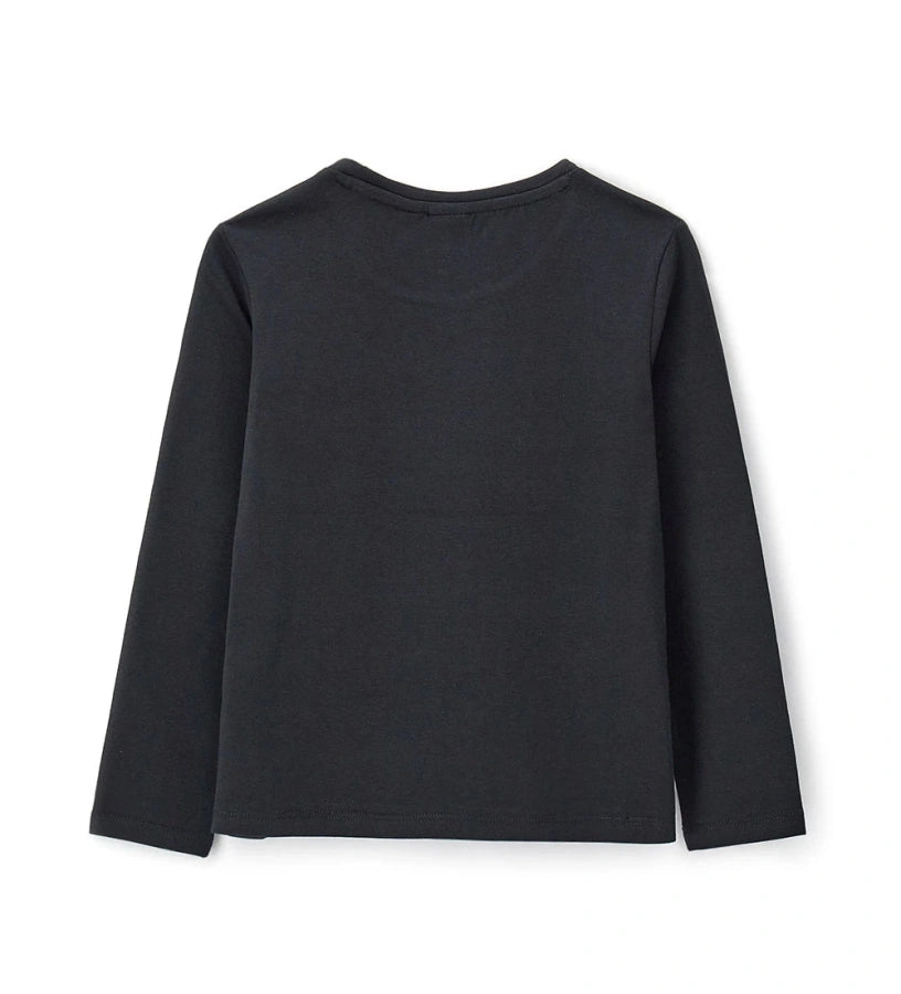 DISNEY-STITCH Παιδική Μπλούζα Halloween από 100% βαμβάκι, με μακριά μανίκια και στρογγυλή λαιμόκοψη. Το λαμπερό γκλίτερ σχέδιο μπροστά φωσφορίζει στο σκοτάδι, προσθέτοντας μια μαγική και παιχνιδιάρικη πινελιά στο στυλ. Ιδανική για μικρούς λάτρεις του αγαπημένου εξωγήινου Stitch! Ένα μοναδικό κομμάτι από τη συλλογή παιδικά ρούχα Disney, που συνδυάζει άνεση, ποιότητα και διασκεδαστικό design — τέλειο για το Halloween αλλά και για κάθε μέρα.