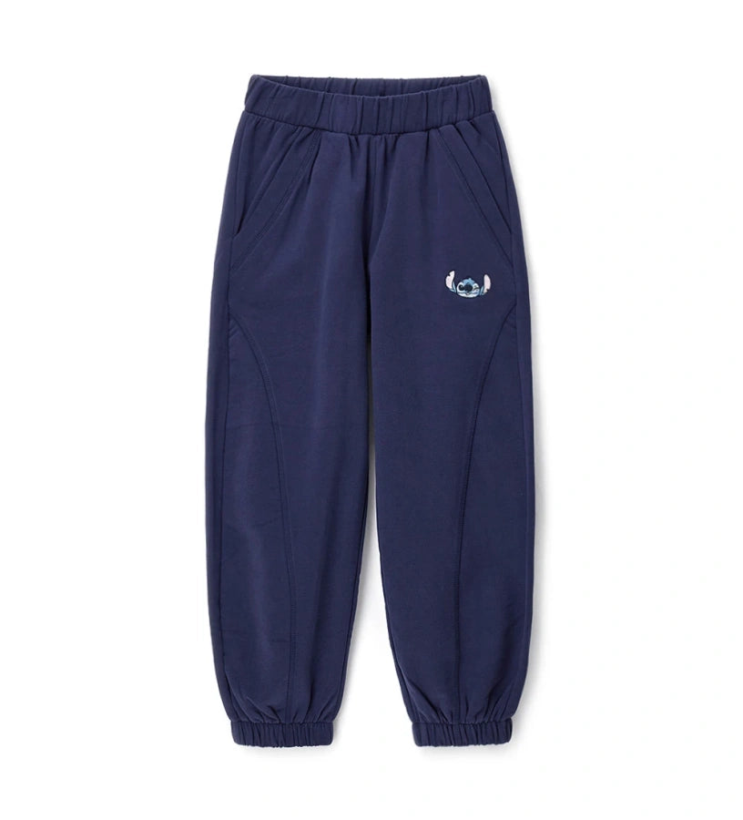 Παιδικό παντελόνι φόρμας Disney Stitch με άνετη ελαστική μέση και κέντημα του αγαπημένου χαρακτήρα στο μπροστινό μέρος. Απαλό, πρακτικό και εξαιρετικά χαριτωμένο, ιδανικό για καθημερινές εμφανίσεις με άνεση και στυλ.