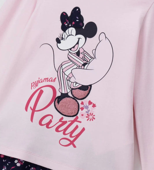 Πιτζάμα Disney Minnie Mouse από ζεστό βαμβάκι, με μπλούζα μακριάς μανίκας, τύπωμα μπροστά, στρογγυλή λαιμόκοψη και ριμπ τελειώματα, και παντελόνι σετ με allover τύπωμα, διακοσμητικό φιόγκο και ριμπ μανσέτες.
