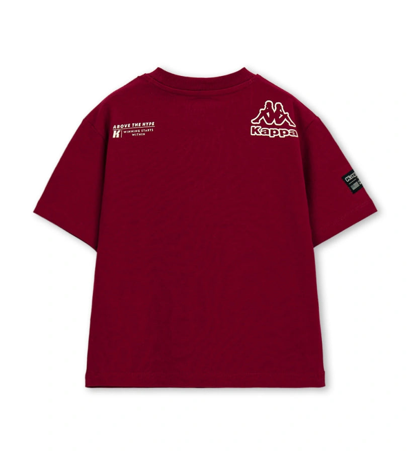 Μπροστινή όψη από μπορντό αγορίστικο t-shirt Original Marines x Kappa με λευκή στάμπα "KAPPA" και σήμα στο στήθος.