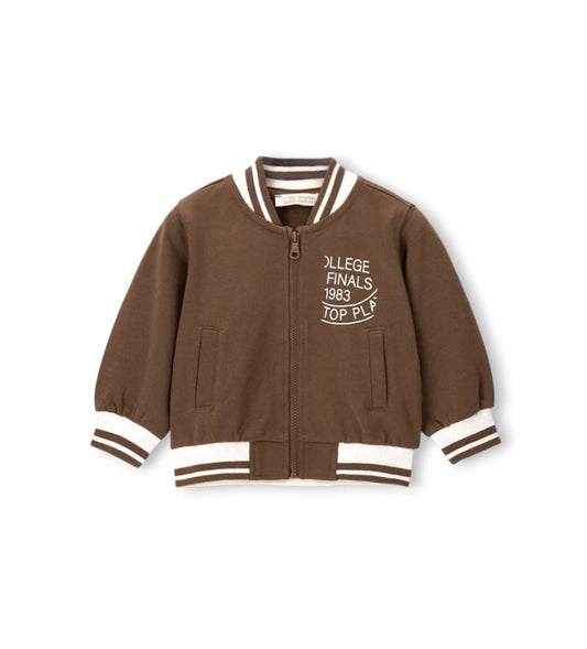 Βαμβακερή ζακέτα κολεγίου για αγόρι σε καφέ χρώμα με φερμουάρ και ριμπ ριγέ λεπτομέρειες.